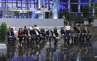 Le Premier ministre a visité le centre d’intelligence artificielle « alem.ai » à Astana