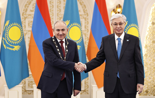 Kassym-Jomart Tokayev a décerné au Premier ministre Pashinyan la plus haute distinction d’État du Kazakhstan