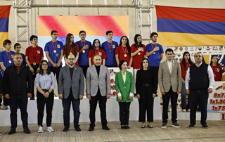 The Prime Minister attends final round of Prime Minister’s Cup School Swimming Tournament