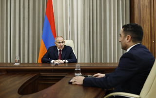 Վարչապետն  աշխատանքային քննարկում է ունեցել  ՀԷՑ ժամանակավոր կառավարիչ Ռոմանոս Պետրոսյանի հետ