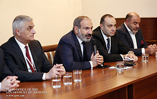 La tâche du gouvernement est de transformer la révolution politique en une révolution économique;  Nikol Pashinyan a rencontré des représentants de la communauté arménienne de Saint-Pétersbourg