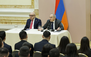 Премьер-министр Пашинян провел встречу с представителями армянской общины Санкт-Петербурга