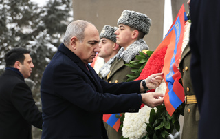 По случаю Дня памяти погибших при защите Отечества высшее руководство Республики Армения посетило воинский пантеон &laquo;Ераблур&raquo;