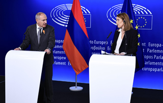 Prime Minister Nikol Pashinyan and President of the European Parliament Roberta Metsola make statements