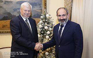 Nikol Pashinyan receives Andrzej Kasprzyk