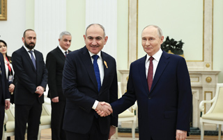 Nikol Pashinyan and Vladimir Putin meet