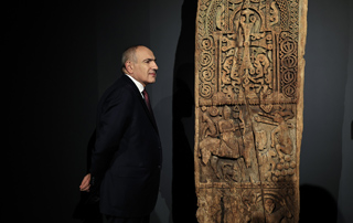 Prime Minister attends exhibition of medieval masterpiece - wooden door leaf of an Armenian Church