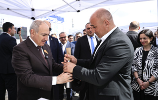 Le Premier ministre a assist&eacute; &agrave; la c&eacute;r&eacute;monie de pose de la premi&egrave;re pierre du complexe sportif pour enfants et adolescents portant le nom d&rsquo;Arthur Abraham