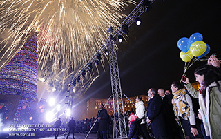 Никол Пашинян вместе с членами семьи присутствовал на церемонии зажжения огней главной елки Еревана