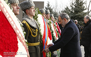 Nikol Pashinyan a visité le cimetière militaire “Erablur”