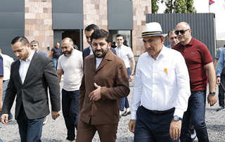 Le Premier ministre Pashinyan a visit&eacute; l&rsquo;usine d&rsquo;intelligence artificielle ELEVATE AI