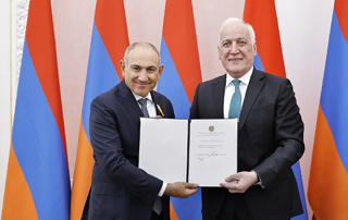 
Vahagn Khatchatourian a sign&eacute; le d&eacute;cret portant nomination de Nikol Pashinyan au poste de Premier ministre de la R&eacute;publique d&rsquo;Arm&eacute;nie

