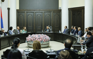 Nikol Pashinyan a pr&eacute;sent&eacute; Lilit Makunts, nouvelle directrice de son Cabinet, au personnel du Cabinet du Premier ministre