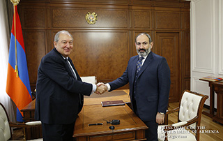Le Président de la République d'Arménie a signé un décret portant nomination de Nikol Pashinyan au poste de Premier ministre de la République d'Arménie; La rencontre entre le Président et le Premier ministre a eu lieu