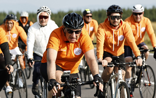 Le Premier ministre participe &agrave; la randonn&eacute;e cycliste amateur &laquo; Autour du lac Sevan &raquo;