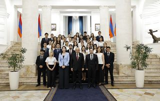 В преддверии Дня спасателя премьер-министр Пашинян провел встречу со студентами Образовательного комплекса МВД


