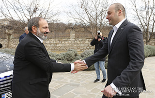 Une  rencontre informelle entre Nikol Pashinyan et le Premier ministre géorgien Mamouka Bakhtadze a eu lieu