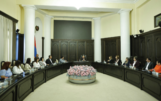 The Prime Minister hosts group of teachers and congratulates them on their Professional Day