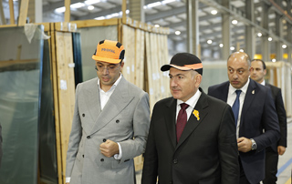 Le Premier ministre a assist&eacute; &agrave; l&rsquo;inauguration d&rsquo;une nouvelle usine de transformation du verre