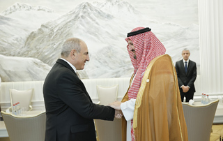 Le Premier ministre a re&ccedil;u au si&egrave;ge du Gouvernement le prince Abdulaziz bin Talal Al Saud d&rsquo;Arabie saoudite 

