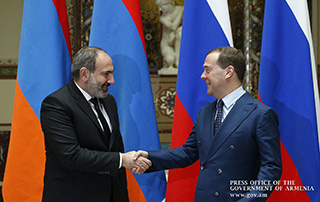 Nikol Pashinyan meets with Dmitry Medvedev in Moscow