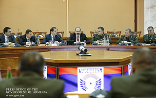 «Le développement normal des forces armées- c'est notre priorité absolue »;
 Le Premier ministre a rencontré des représentants du ministère de la Défense et des Forces armées de la République d'Arménie
