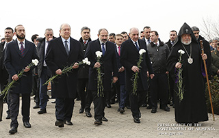 
Le Premier ministre Nikol Pashinyan a visité le  cimetière militaire Erablur  à l'occasion du Jour de l'armée
