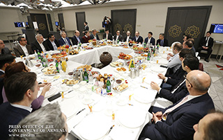Премьер-министр Никол Пашинян провел рабочий завтрак с представителями сферы ИТ