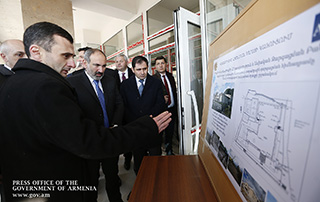 Nikol Pashinyan a pris connaissance  des travaux de construction de l'école secondaire  N7 à Vanadzor