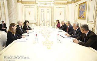 Никол Пашинян принял руководителя армянской миссии МВФ Хосейна Самиеи