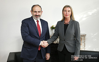 «L'Union européenne est prête à continuer à soutenir les réformes démocratiques en Arménie»; Federica Mogherini  à Nikol Pashinyan