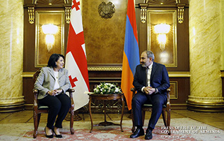 «Մեր երկրների հարաբերությունները նոր մակարդակի բարձրացնելու պատմական հնարավորություն ունենք». Հայաստանի վարչապետը՝ Վրաստանի նախագահին