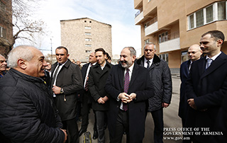 Никол Пашинян присутствовал на церемонии открытия жилого дома, построенного компанией “Гранд Холдинга”
