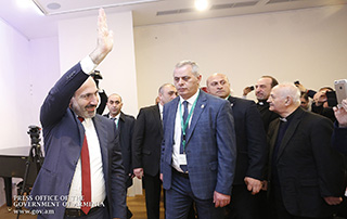 Премьер-министр встретился с представителями армянской общины Вены и коснулся встречи с Ильхамом Алиевым