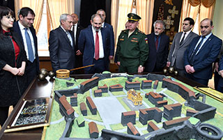 Никол Пашинян посетил 102-ю российскую военную базу Гюмри, городской автовокзал и аэропорт “Ширак”, встретился с проживающими в домиках гражданами