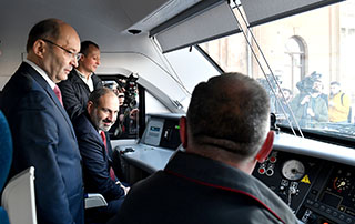 Le Premier ministre s'est rendu à Gyumri avec un nouveau train électrique  Erevan-Gyumri-Erevan récemment mis en service