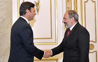 
Le Premier ministre a reçu  Martin Eurnekian, Directeur général de l’entreprise «Corporación América»
