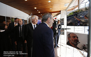 Продолжается рабочий визит премьер-министра в СЕ: Никол Пашинян принял участие в официальном открытии фотовыставки “Бархатная революция Армении”
