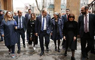 Le Premier ministre et sa fille ont regardé le spectacle «Crépuscule d'automne» du théâtre dramatique arménien d'État Petros Adamian de Tbilissi