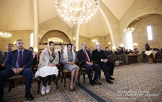 Prime Minister Nikol Pashinyan attends Pontifical Easter Liturgy