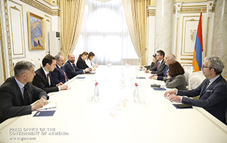 Премьер-министр Пашинян принял первого заместителя мэра Лиона Жоржа Кепенекяна