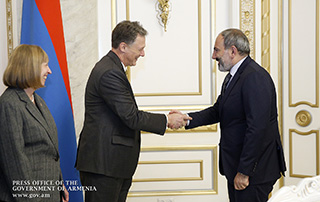 Le Premier ministre et le Secrétaire d'État  adjoint des États-Unis  assistant pour l'Europe et l'Eurasie ont discuté de questions de coopération bilatérale