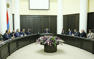 Никол Пашинян представил аппарату правительства новоназначенных вице-премьеров