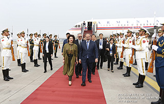 PM Nikol Pashinyan and his spouse Anna Hakobyan arrive in PRC on working visit

