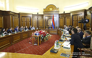 Government reviews draft project on introduction of foreign economic activity service centers

