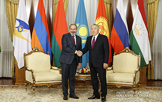 Le Premier ministre Nikol Pashinyan a rencontré le premier Président de la République du Kazakhstan  Noursoultan Nazarbaïev