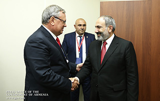 Nikol Pashinyan a rencontré le PDG de la banque VTB, Andreï Kostin