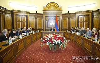 Премьер-министр принял членов исследовательской группы, созданной по инициативе Американского университета Армении и ВАБС