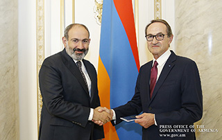 Премьер-министр вручил Рене Руке паспорт гражданина Республики Армения
