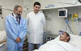 Վարչապետն այցելել է հակառակորդի արձակած կրակոցից վիրավորում ստացած ՊԲ զինծառայող Շամխալ Պետրոսյանին